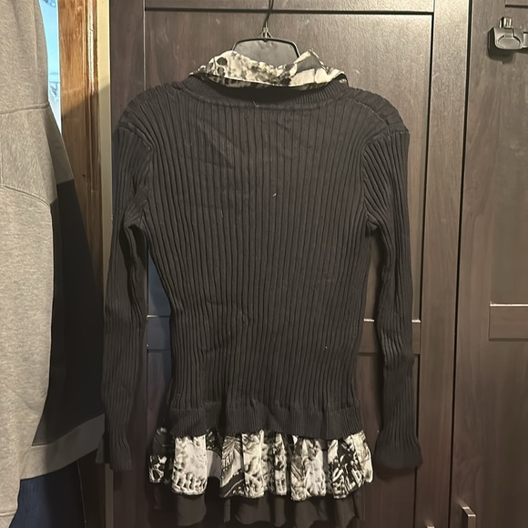 Size L, looks small but very stretchy. Black with grey and white pattern. - Picture 3 of 3